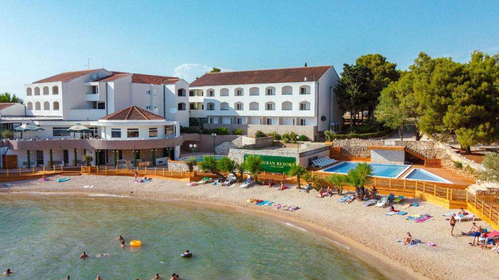 Hotel Miran Pirovac - garden and terrace