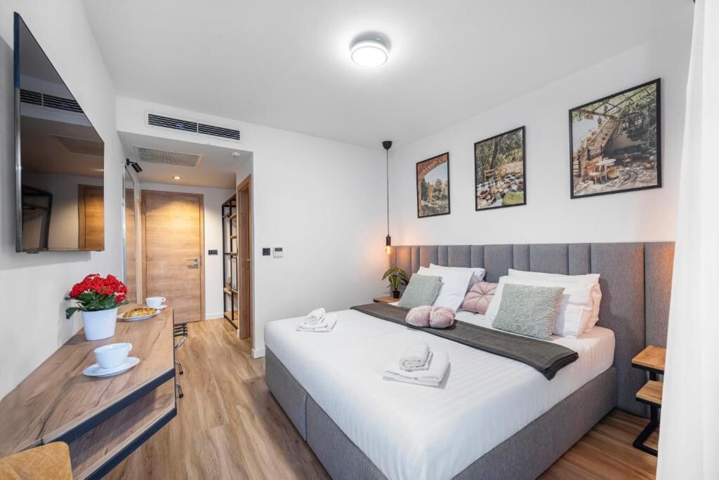 Hotel Miran Pirovac - Pet tipova soba, sve za nepušače, većina s balkonom i mnoge okrenute prema otvorenom moru uvale.