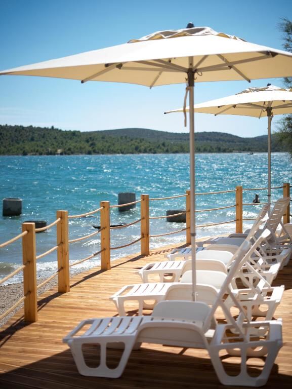 Hotel Miran Pirovac - beach in the bay